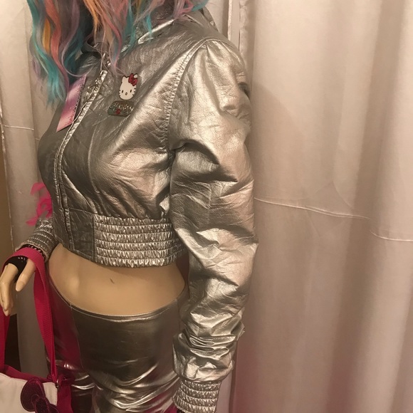 Amazing 🤩 rare y2k metallic silver hello kitty cropped jacket♥️ - Picture 5 of 17